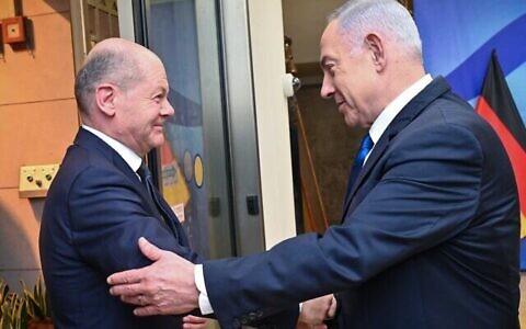 Le chancelier allemand Olaf Scholz, à gauche, salue le Premier ministre Benjamin Netanyahu, avant une conférence de presse à Jérusalem, le 17 mars 2024. (Crédit : GPO)