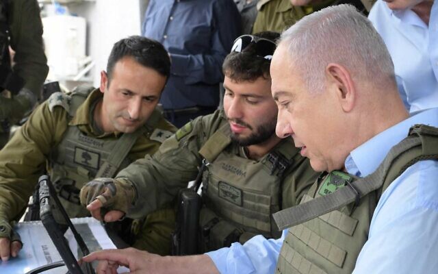 Le Premier ministre Benjamin Netanyahu s'adresse aux soldats lors d'une visite à la frontière nord le 28 mai 2024. (Crédit : Amos Ben-Gershom/GPO)