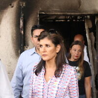 L'ancienne gouverneure de Caroline du Sud et ambassadrice des États-Unis auprès des Nations unies, Nikki Haley, dans la communauté de Nir Oz, à la frontière de Gaza, le 27 mai 2024. (Crédit : Sam Sokol/Times of Israel)
