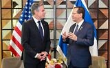 Le secrétaire d'État américain Antony Blinken (à gauche) rencontrant le président Isaac Herzog, à Tel Aviv, le 1er mai 2024. (Crédit : Maayan Toaf/GPO)