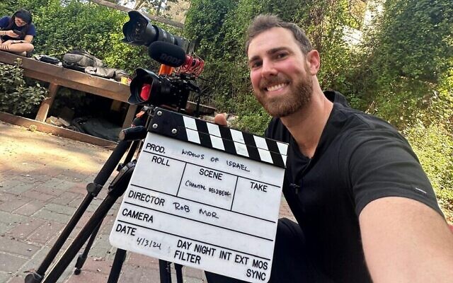 Le cinéaste, influenceur et veuf Rob Mor en Israël lors du tournage d'un film sur le deuil, en avril 2024. (Autorisation)