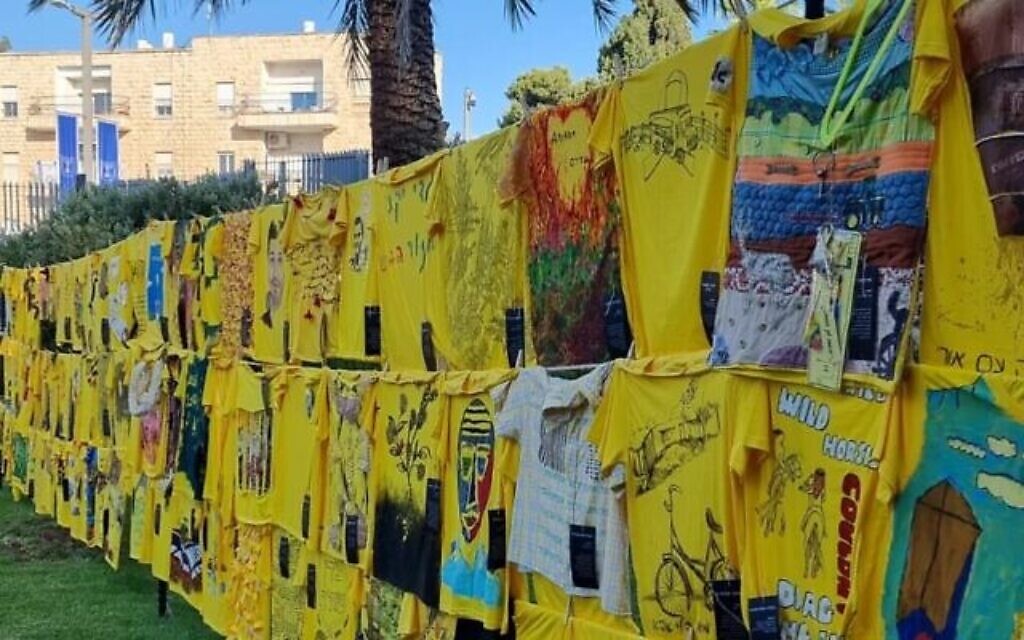 132 T-shirts représentant 132 otages à Gaza sont exposés devant la résidence du président à Jérusalem le 14 mai 2024. (Crédit : Igal Slavin)