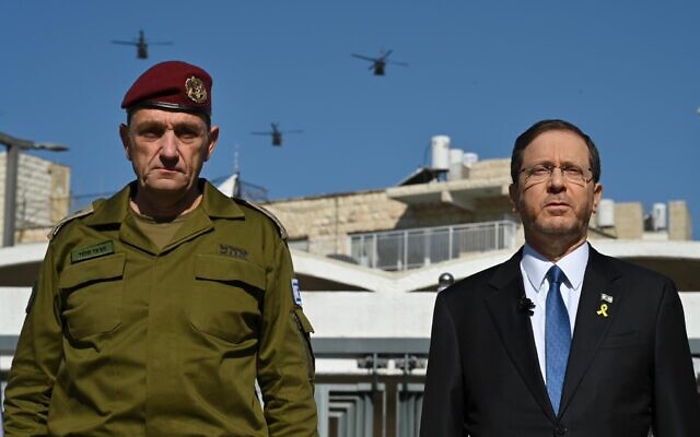 Le chef d'état-major de Tsahal Herzi Halevi (à gauche) et le président Isaac Herzog lors d'une cérémonie de Yom HaAtsmaout à la résidence du président à Jérusalem, le 14 mai 2024. (Crédit : Maayan Toaf/GPO)
