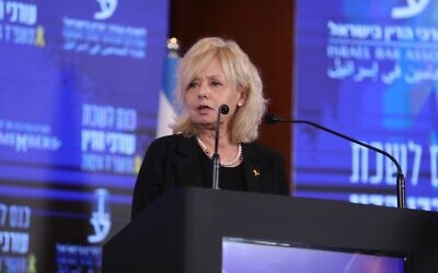 La procureure générale Gali Baharav-Miara s'adressant lors de la conférence annuelle de l'Association du barreau israélien, à Eilat, le 27 mai 2024. (Crédit : Association du barreau israélien)