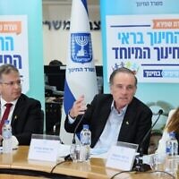 De gauche à droite : le ministre de l'Éducation Yoav Kisch, le chef du comité Shapira Amos Shapira et Tammy Omanski, cheffe du département de l'éducation spéciale du ministère de l'Éducation, lors d'une conférence de presse à Jérusalem, le 28 mai 2024. (Crédit : Sivan Shachar/autorisation)