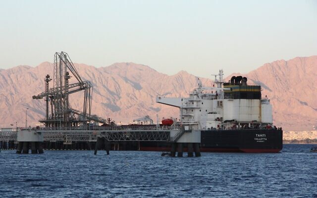 Un pétrolier accoste au port de l’Europe Asia Pipeline Company à Eilat, dans le sud d’Israël, le 4 mai 2021. (Crédit : Shmulik Taggar)
