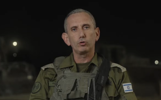 Le porte-parole de Tsahal, le contre-amiral Daniel Hagari, lors d'une conférence de presse à Kerem Shalom le 14 mai 2024. (Crédit : armée israélienne)