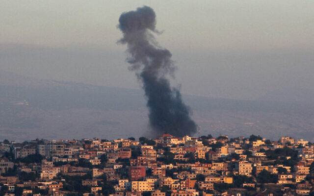 De la fumée s'échappe du site d'une frappe aérienne israélienne qui a visé le village de Khiam, dans le sud du Liban, près de la frontière avec Israël, le 29 mai 2024. (Crédit : Rabih DAHER / AFP)