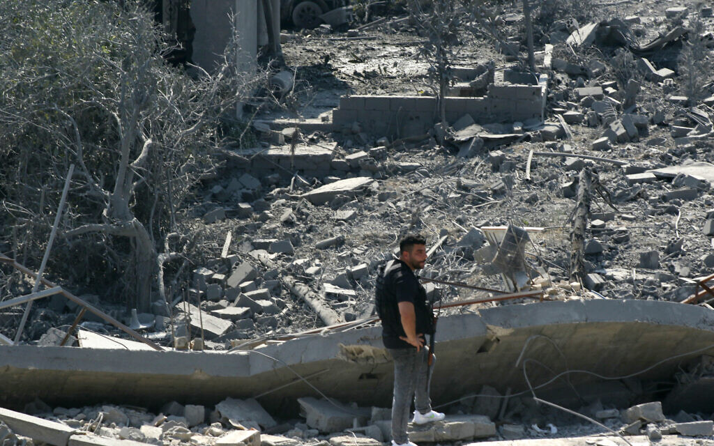 Un membre des forces de sécurité libanaises inspecte les dégâts autour d'un bâtiment qui a été ciblé par une frappe aérienne israélienne dans la ville de Wadi Jilo, au sud du Liban, à l'est de Tyr, le 6 juin 2024. (Crédit : Mahmoud Al-Zayyat/AFP)