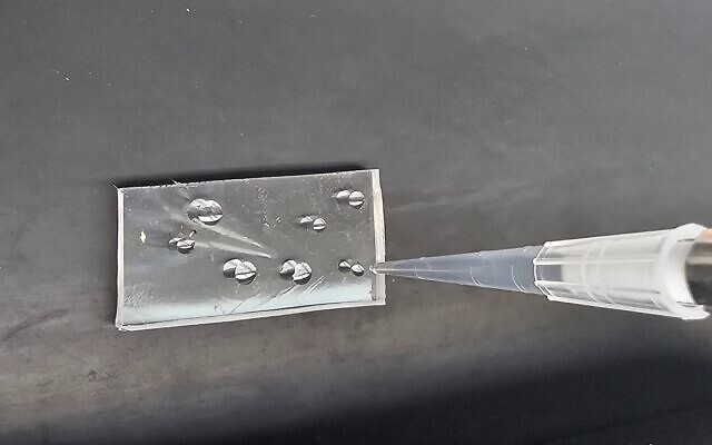 Préparation facile du verre peptidique à température ambiante à l'aide d'un équipement de laboratoire standard. (Crédit : Université de Tel Aviv)