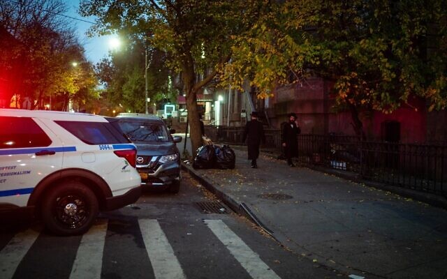 Illustration : Des véhicules de la police de New York dans un quartier religieux de Brooklyn, le 6 novembre 2022. (Crédit : Luke Tress)