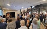 Des chrétiens partisans d'Israël assistant à l'inauguration d'une exposition dans la ville néerlandaise, à Nijkerk, le 5 juin 2024. (Crédit : Canaan Lidor/Times of Israel)