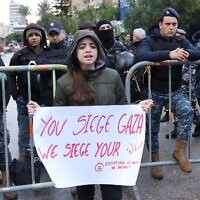 Les forces de sécurité libanaises bloquent la route menant à l'ambassade égyptienne à Beyrouth pendant une manifestation contre la fermeture du poste-frontière de Rafah, entre l'Égypte et la bande de Gaza, le 19 février 2024. (Crédit : Anwar Amro/AFP)