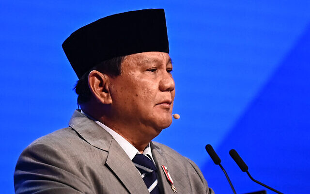 Le ministre indonésien de la Défense et prochain président Prabowo Subianto s'exprimant lors du 21e sommet du Dialogue Shangri-La, à Singapour, le 1er juin 2024. (Crédit : Nhac Nguyen/AFP)