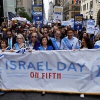 La gouverneure de New York, Kathy Hochul (au centre), défilant sur la Cinquième avenue lors de la marche annuelle de la Journée d'Israël, à New York, le 2 juin 2024. (Crédit : John Lamparski/AFP)