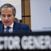 Le directeur-général de l'Agence internationale de l'énergie atomique (AIEA), Rafael Grossi, assistant à la réunion du Conseil des gouverneurs de l'AIEA, au siège de l'agence, à Vienne, en Autriche, le 3 juin 2024. (Crédit : Joe Klamar/AFP)