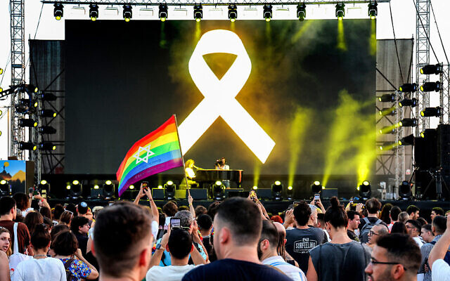 Un ruban jaune en solidarité avec les otages est affiché sur écran géant durant un rassemblement pour la gay Pride de Tel Aviv, le 6 juin 2024. (Crédit : Jack Guez/AFP)