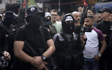 Des terroristes armés portant des bandeaux et des insignes de la Fosse aux Lions assistant aux funérailles de Tamer al-Kilani, un des principaux éléments du groupe terroriste palestinien, qui a été tué par un engin explosif placé sur une moto, à Naplouse, le 23 octobre 2022. (Crédit : Majdi Mohammed/AP)