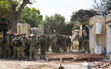 Des soldats israéliens déployés dans le kibboutz Kfar Aza, le 10 octobre 2023. (Crédit : Ohad Zwigenberg/AP)