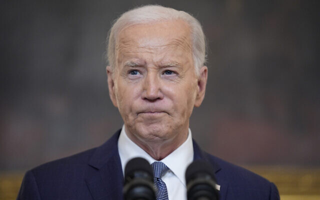 Le président américain Joe Biden annonçant une proposition de cessez-le-feu entre Israël et le Hamas à Gaza dans la salle à manger de la Maison Blanche, à Washington, le 31 mai 2024. (Crédit :  AP Photo/Evan Vucci)