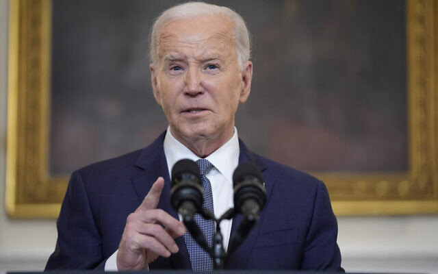 Le président américain Joe Biden annonçant une proposition de cessez-le-feu entre Israël et le Hamas à Gaza, dans la salle à manger de la Maison Blanche, à Washington, le 31 mai 2024. (Crédit :  Evan Vucci/AP)