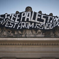 Une banderole appelant à "libérer la Palestine et à la désinvestir du génocide", sur le toit du musée de Brooklyn, à New York, le 31 mai 2024. (Crédit : AP/Andrés Kudacki)