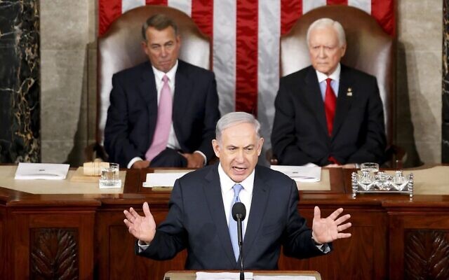Le Premier ministre Benjamin Netanyahu s'exprimant lors d'une réunion conjointe du Congrès, au Capitole, à Washington, le 3 mars 2015. (Crédit : Andrew Harnik/AP)