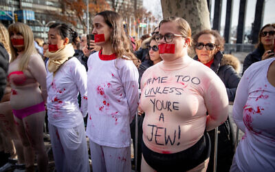 Des manifestantes lors d'un rassemblement décriant les violences sexuelles subies par les femmes israéliennes lors de l'assaut du Hamas sur le sud d'Israël le 7 octobre, devant le siège des Nations unies, à New York, le 4 décembre 2023. (Crédit : Yakov Binyamin/Flash90)
