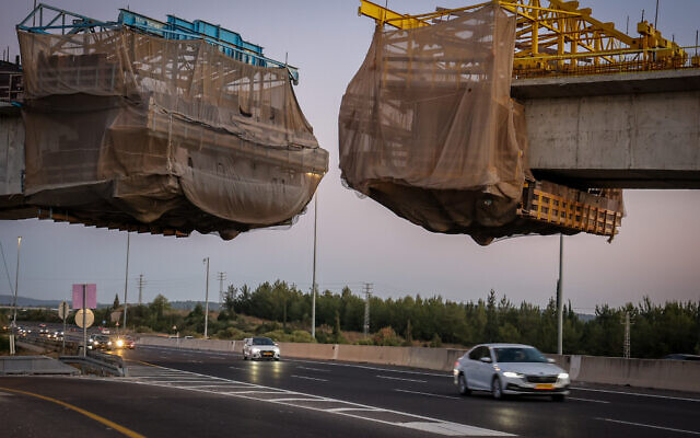 La construction inachevée d'un pont ferroviaire sur la Route 1, entre Tel Aviv et Jérusalem, le 1er juin 2024. (Crédit : Jonathan Shaul/Flash9)