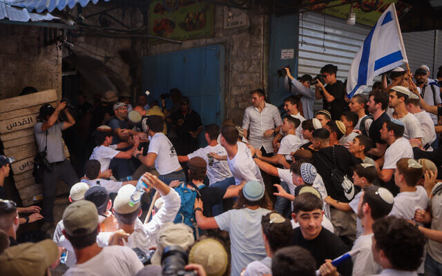 De jeunes juifs de droite attaquent des journalistes à la porte de Damas, dans la Vieille Ville de Jérusalem, le jour de Jérusalem, le 5 juin 2024. (Chaim Goldberg/Flash90)