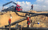 Sur cette photo non datée, on voit des employés de l'Autorité palestinienne de l'eau en train de réparer le côté gazaoui d'un pipeline acheminant de l'eau en provenance d'Israël, en guerre contre le Hamas. (Autorisation)