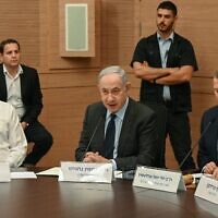 Le Premier ministre Benjamin Netanyahu (au centre) s'exprimant devant la commission des Affaires étrangères et de la Défense de la Knesset, le 3 juin 2024. (Crédit : Maayan Toaf/GPO)
