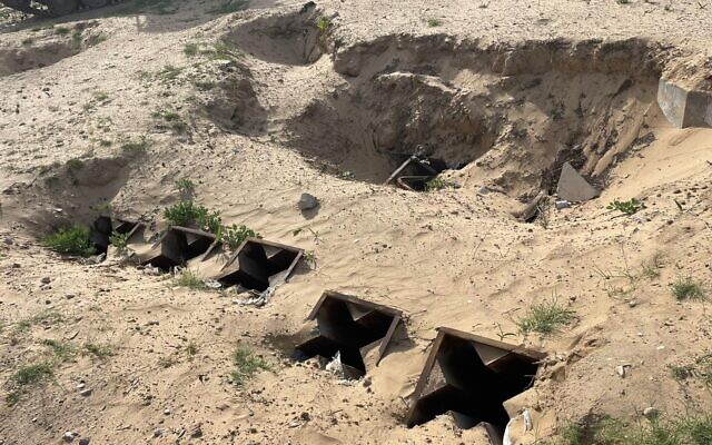 Des lance-roquettes découverts par l'armée israélienne à la frontière entre Gaza et l'Égypte, sur une photo publiée le 31 mai 2024. (Armée israélienne)