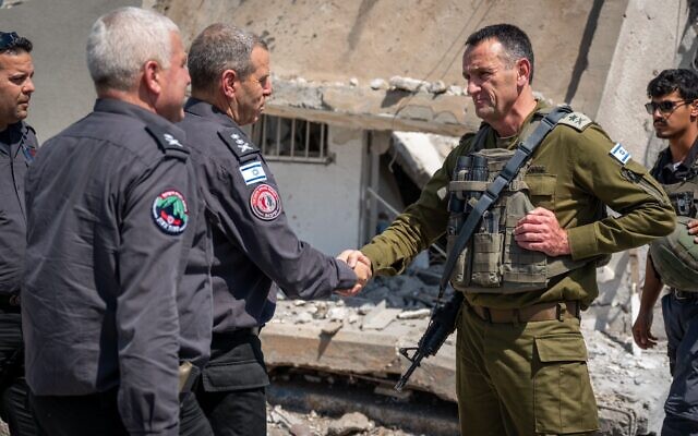 Le chef d'état-major de l'armée israélienne, le lieutenant-général Herzi Halevi (à droite), rencontrant le chef des pompiers et des sauveteurs, Eyal Caspi, au camp de Gibor, à Kiryat Shmona, le 4 juin 2024. (Crédit : Armée israélienne)