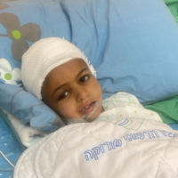 Amina Hassouna, 7 ans, la fillette bédouine blessée lors de l'attaque de drones et de missiles en provenance d'Iran le 14 avril, à l'hôpital Soroka, à Beer Sheva, en mai 2024. (Crédit : Autorisation)