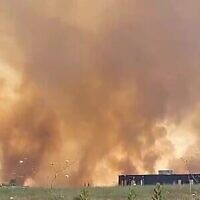 Un grand incendie, à proximité de Katzrin, sur le plateau du Golan, déclenché suite à une salve de roquettes en provenance du Liban, le 2 juin 2024. (Crédit : Capture d'écran X)
