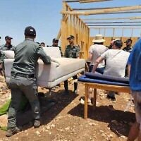La police des frontières évacue et démantèle une structure de fortune dans un avant-poste illégal de Cisjordanie, non loin de l'implantation de Yair's Farm, dans le nord de la Cisjordanie, le 4 juin 2024. (Avec l'aimable autorisation de Yair's Farm)