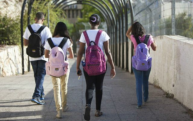 Des enfants des écoles israéliennes, le 27 août 2013 (Crédit : Yossi Zamir / Flash90)