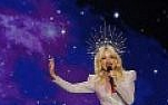 L'Australienne Kate Miller-Heidke chante "Zero Gravity durant la première demi-finale du 64ème concours de l'Eurovision organisé au centre des expositions de Tel Aviv, le 14 mai 2019 (Crédit : Jack GUEZ / AFP)