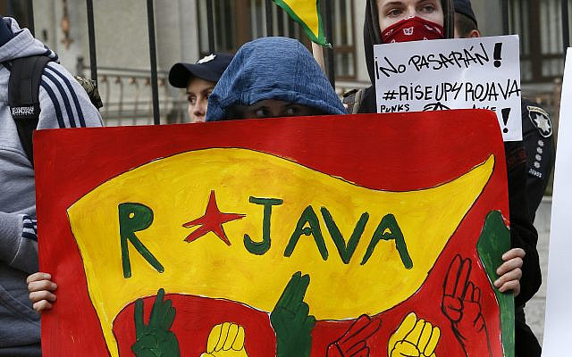 Quelques dizaines de manifestants kurdes assistent à une manifestation contre l'opération menée par l'armée turque en Syrie devant l'ambassade de Turquie à Kiev, Ukraine, le mardi 15 octobre 2019. Rojava est une région autonome du nord-est de la Syrie. (AP Photo / Efrem Lukatsky) Quelques dizaines de manifestants kurdes assistent à une manifestation contre l'opération menée par l'armée turque en Syrie devant l'ambassade de Turquie à Kiev, Ukraine, le mardi 15 octobre 2019. Rojava est une région autonome du nord-est de la Syrie. (AP Photo / Efrem Lukatsky)