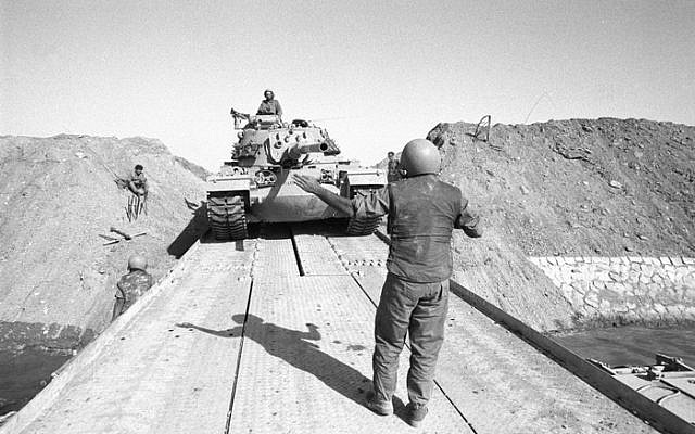 Tank israélien traversant le canal de Suez lors de la Guerre de Kippour. (Crédit : Tsahal)