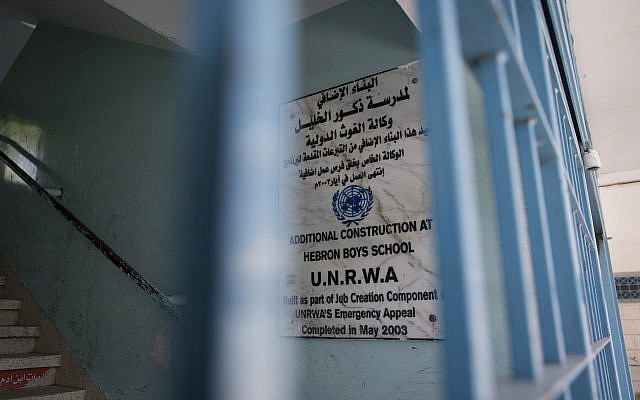 Section fermée de l'Office de secours et de travaux de l'UNRWA, Hebron Boys School, à Hébron, en Judée-Samarie, le dimanche 26 mai 2019 (AP Photo / Nasser Nasser)