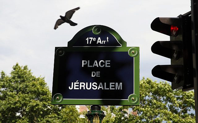 La plaque dévoilée de la "Place de Jerusalem" dans le 17ème arrondissement de Paris lors de la cérémonie d'inauguration à Paris, en France, le dimanche 30 juin 2019. (Photo AP / François Mori)
