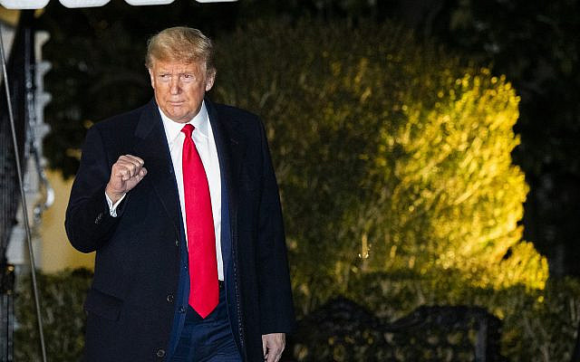 Le président Donald Trump fait un geste en quittant la Maison Blanche, lundi 20 janvier 2020, à Washington, pour assister au forum économique annuel de Davos, en Suisse. (Photo AP / Manuel Balce Ceneta)