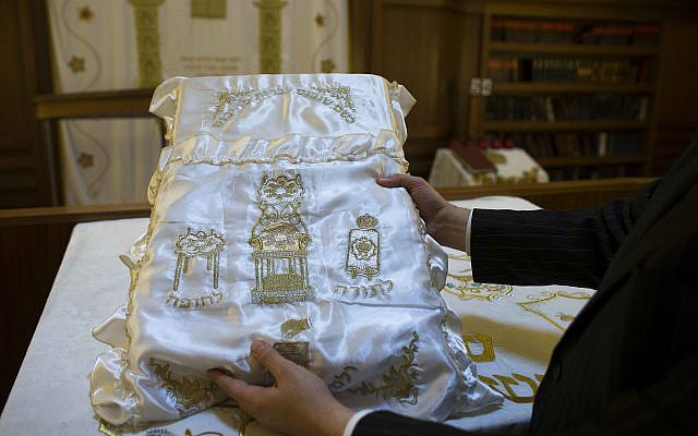 Le rabbin Yehuda Teichtal montrant l'oreiller utilisé lors de circoncision dans une synagogue de Berlin, le mercredi 10 octobre 2012. (Photo AP / Markus Schreiber)