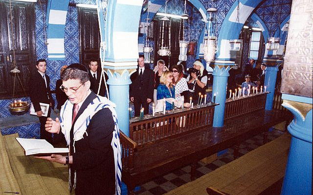 Des juifs priant dans la synagogue la Ghriba sur l'île tunisienne de Djerba, le lundi 29 avril 2002. (PHOTO AP / Hassene Dridi)
