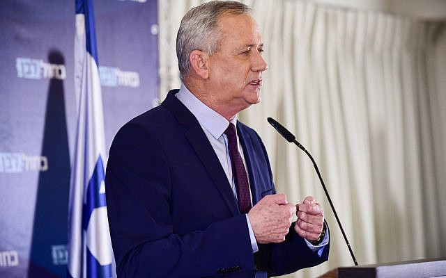 Le chef du parti bleu et blanc Benny Gantz tenant une conférence de presse à Kfar Maccabiah le 07 mars 2020. Photo de Tomer Neuberg / Flash90