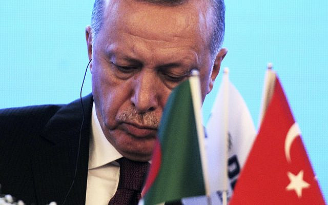 Le président turc Recep Tayyip Erdogan assistant à une conférence de presse après ses entretiens avec le président algérien Abdelmadjid Tebboune, dimanche 26 janvier 2020 à Alger. Le président turc Recep Tayyip Erdogan s'est rendu en Algérie pour des entretiens sur le conflit en Libye voisine. (Photo AP / Fateh Guidoum)