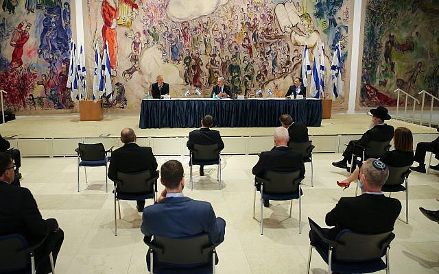 La première conférence gouvernementale du nouveau gouvernement d'unité israélien, dirigée par le Premier ministre israélien Benjamin Netanyahu et le chef du parti bleu et blanc Benny Gantz à la Knesset, le 17 mai 2020. Photo par Alex Kolomoisky / POOL