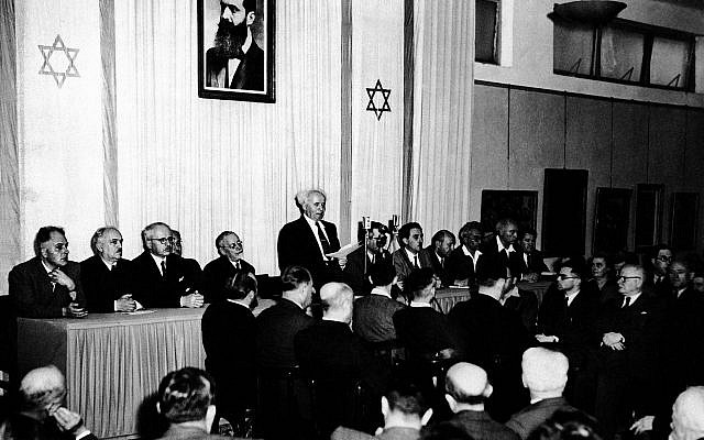 Photo d'archive du 14 mai 1948, les ministres du nouvel État d'Israël lors de la cérémonie, marquant la création du nouvel État au Musée d'art de Tel Aviv. (Photo AP)